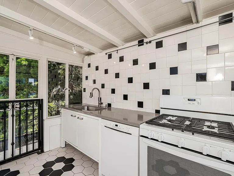 2238 Lakeshore Ave — Photo 8