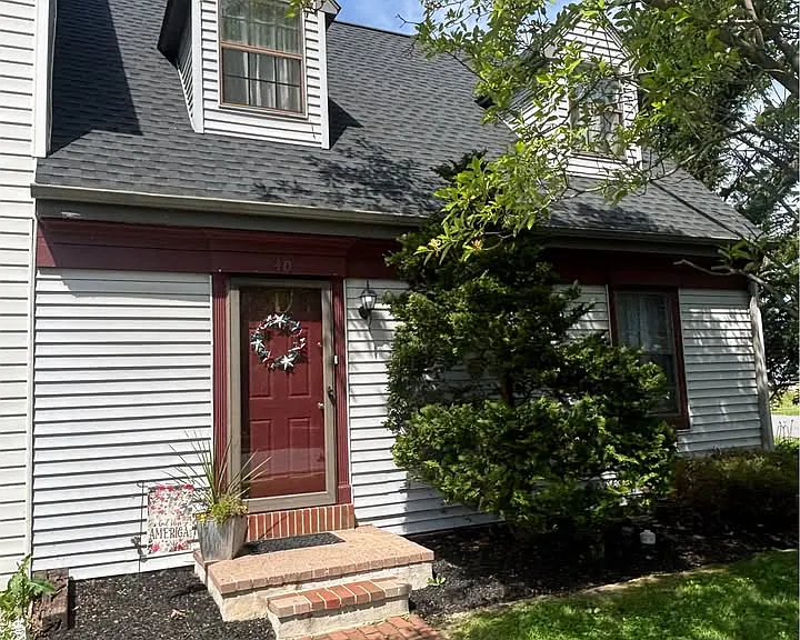 40 Carriage House Dr — Photo 2