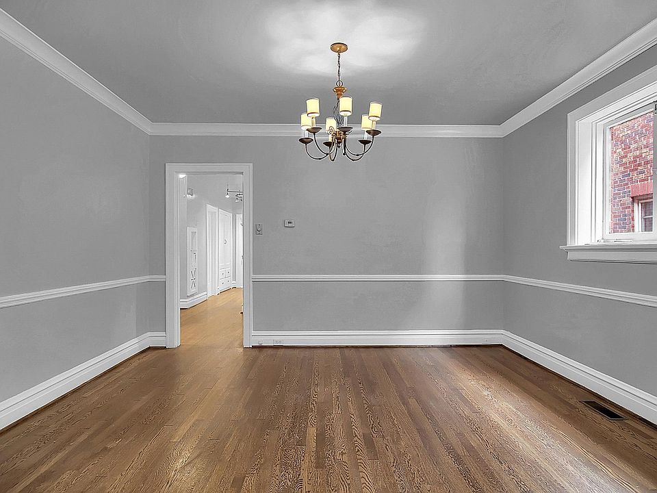 Dining Room Dimensions: 12' x 13'10".