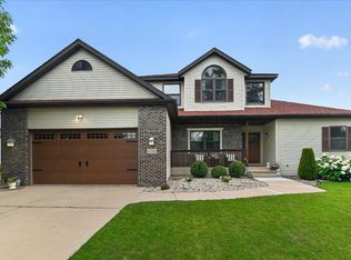 1730 Stonehaven Dr, Sun Prairie, WI 53590