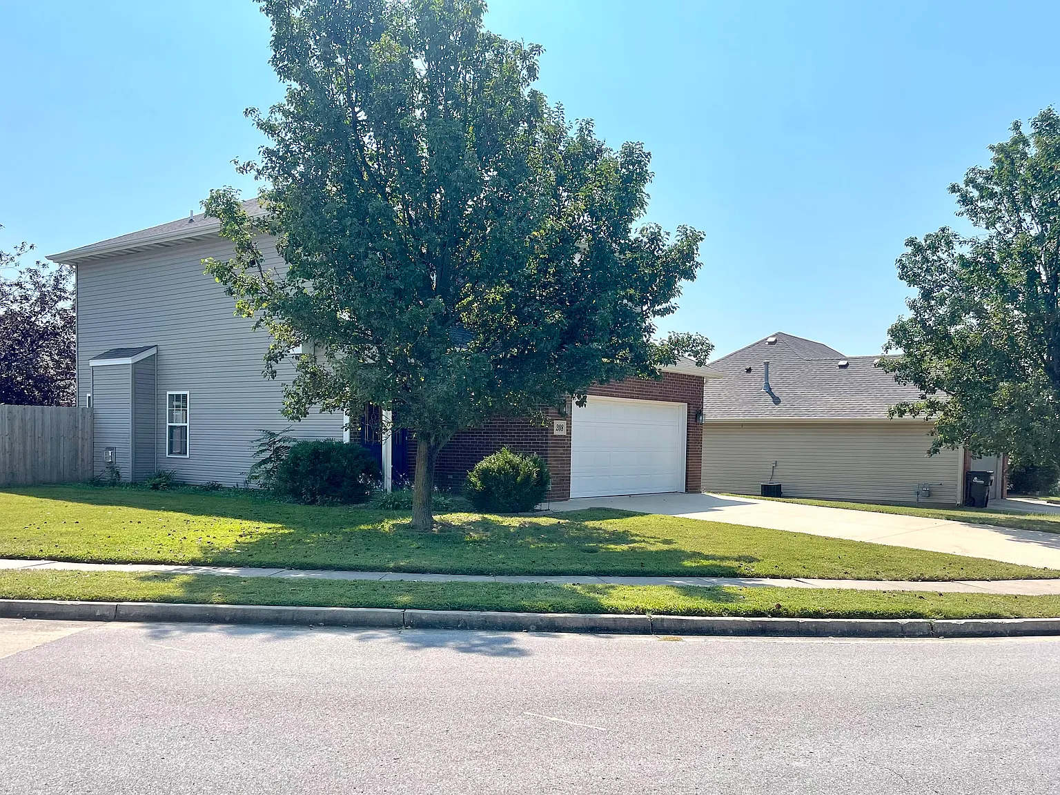 3 bed, 2.5 bath, 1754 sqft, $2,100 — Photo 2