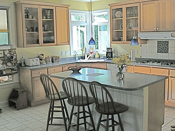 Great Kitchen, gas 5 burner cooktop, peaceful views