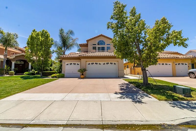 4 bed, 4.0 bath, 3300 sqft, $4,500 — Photo 2