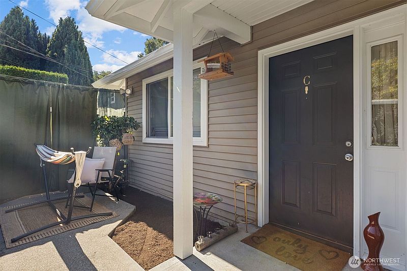 4th image of 5952 Fauntleroy Way SW