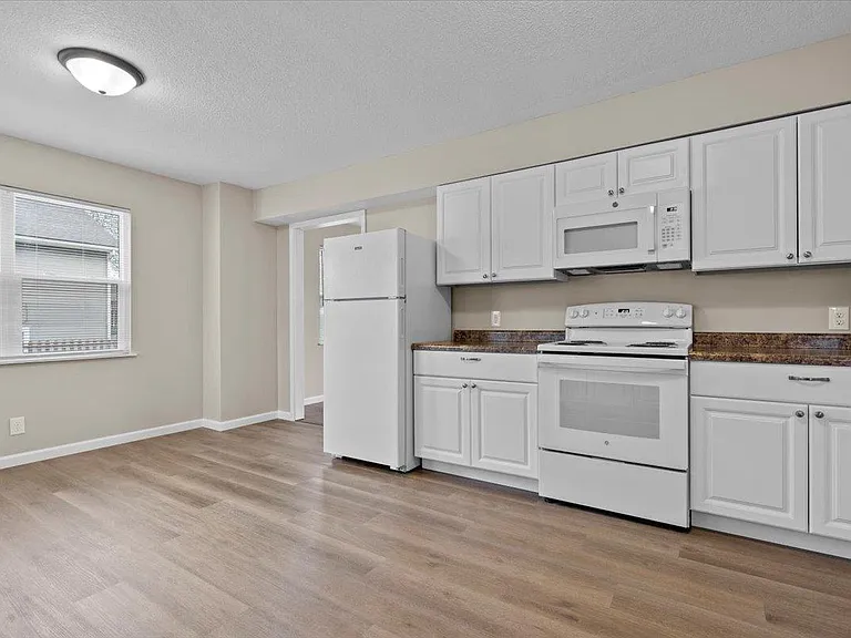811 Thornton St — Photo 6