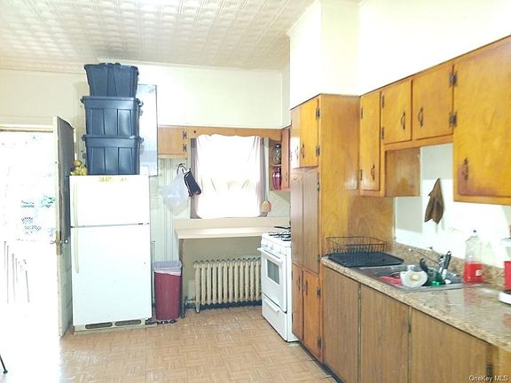 5th image of 77 Courtney Ave