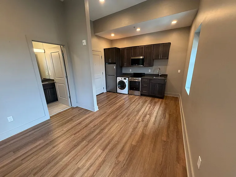 530 Broadway Apartments — Photo 18
