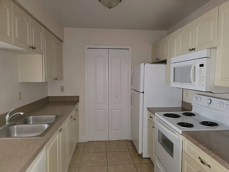 2550 N Alafaya Trl #2103 — Photo 4