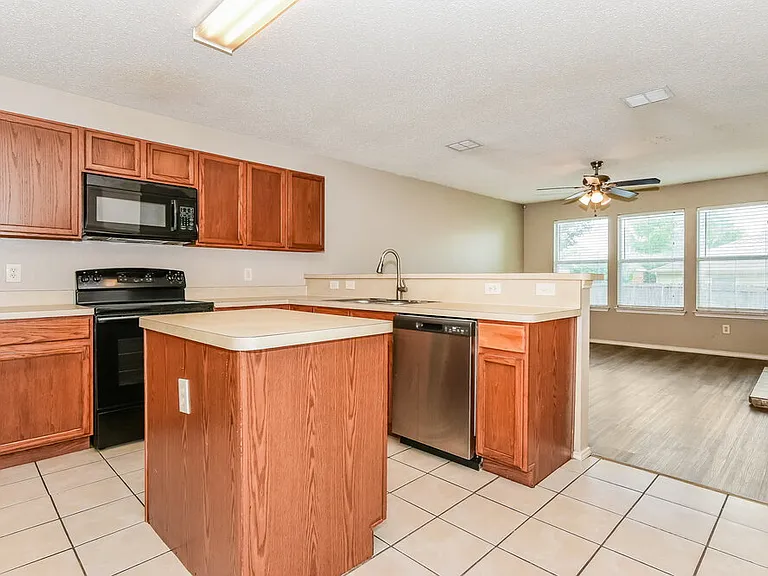 1112 Alexandria Dr — Photo 7