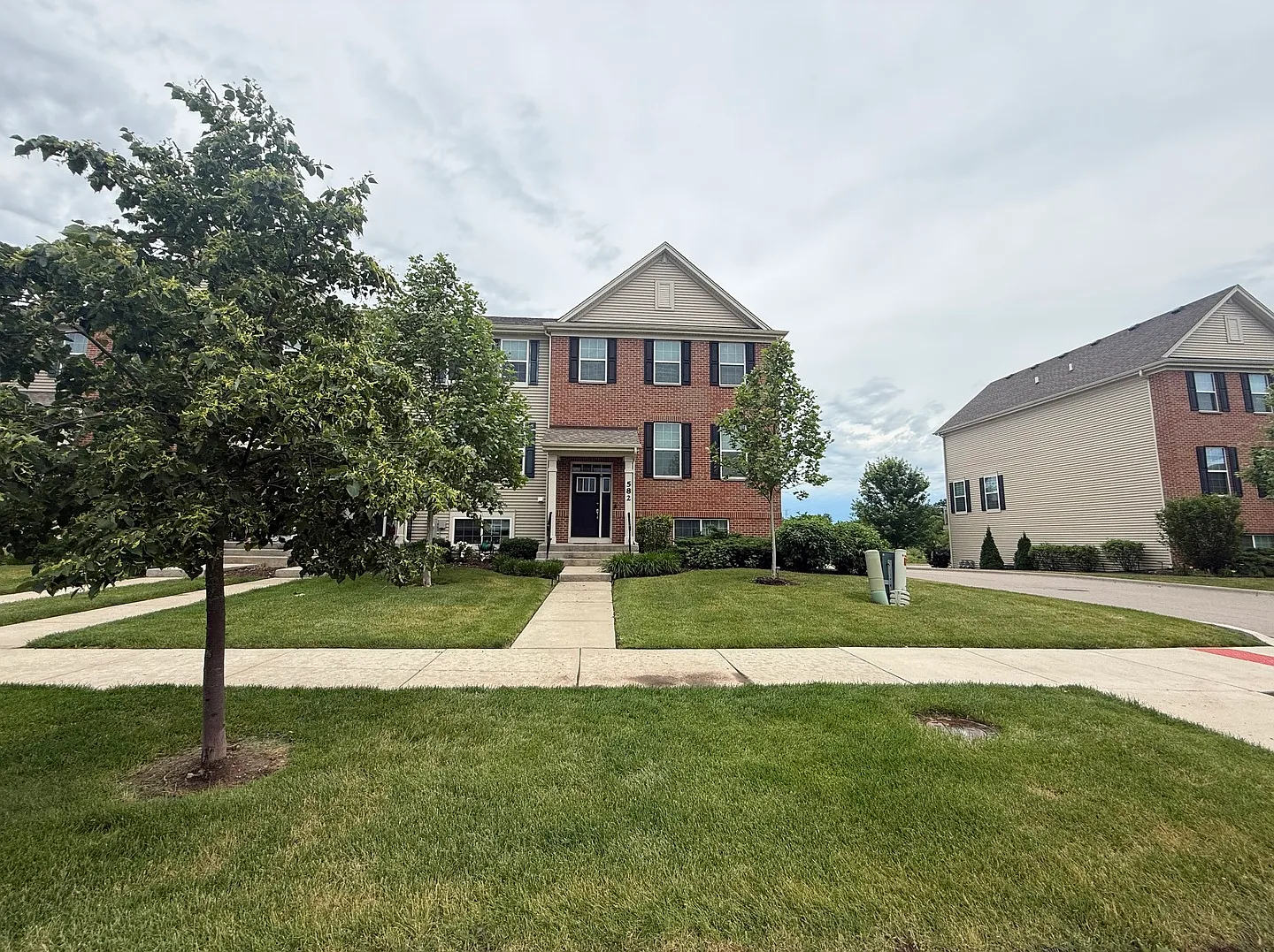3 bed, 2.5 bath, 2221 sqft, $3,000 — Photo 3