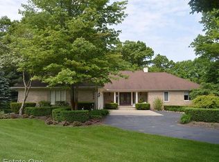 2990 Towering Oaks Dr, White Lake, MI