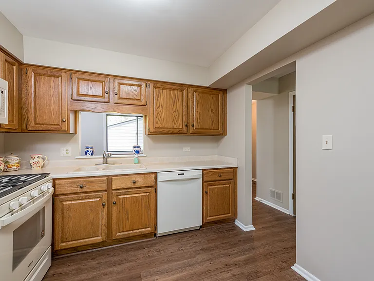 801 Hughes Pl — Photo 5