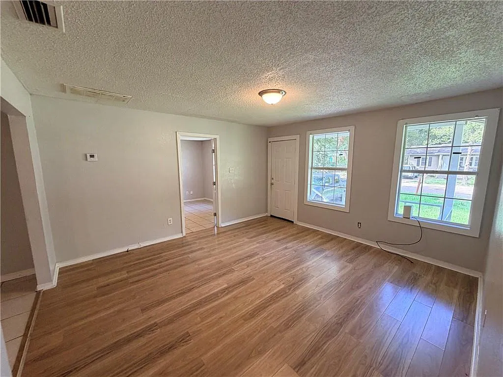 4 bed, 2.0 bath, 1152 sqft, $1,400 — Photo 2