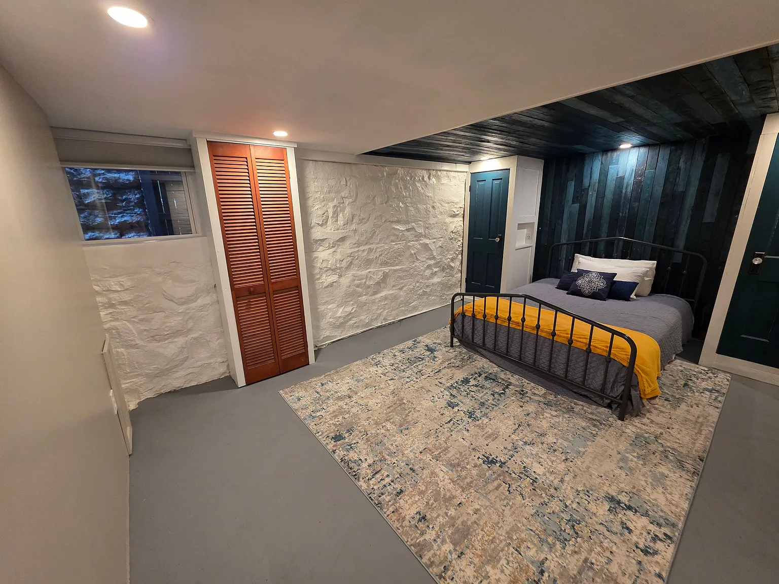 Updated Semi-basement Apartment — Photo 4