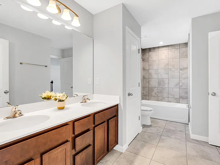 Upstairs Shared Bathroom between 2 Bedrooms