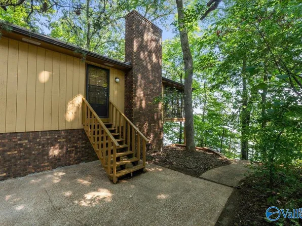220 Bluff Dr, Rogersville, AL 35652