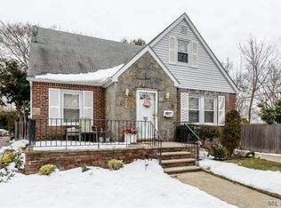 18 Mildred Ct, Floral Park, NY 11001