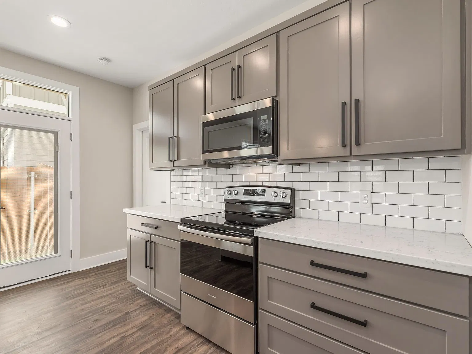 4 bed, 4.5 bath, 2100 sqft, $3,600 — Photo 4