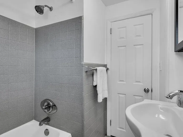 Maple Court Apartments — Photo 24