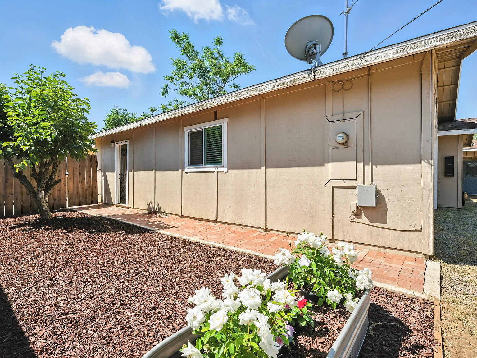 3 bed, 1120 sqft, $2,950 — Photo 2