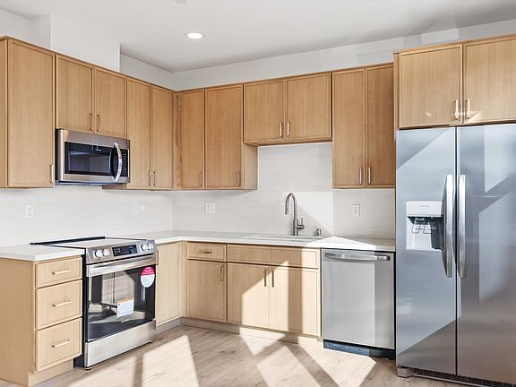 2nd image of 3248 Clairemont Dr #1