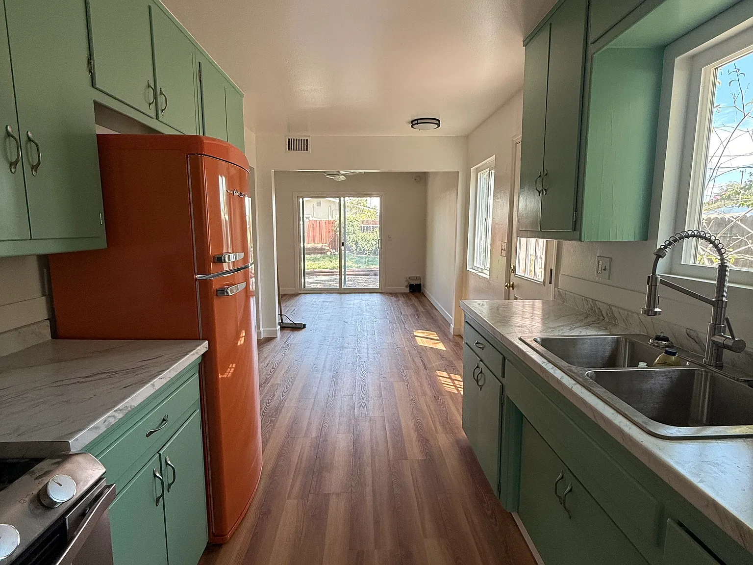 3 bed, 1200 sqft, $3,200 — Photo 2