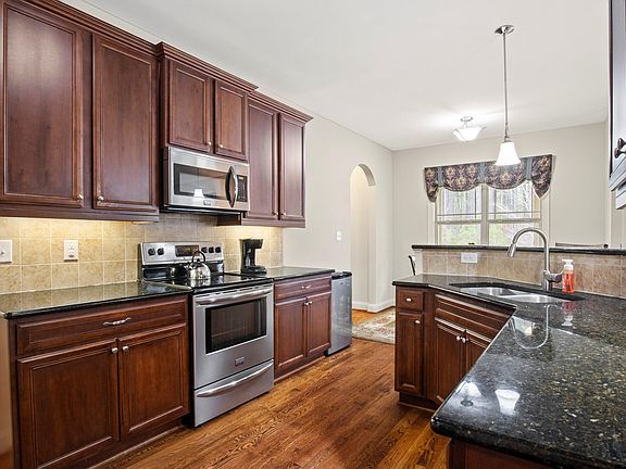 4th image of 382 Fontana Dr