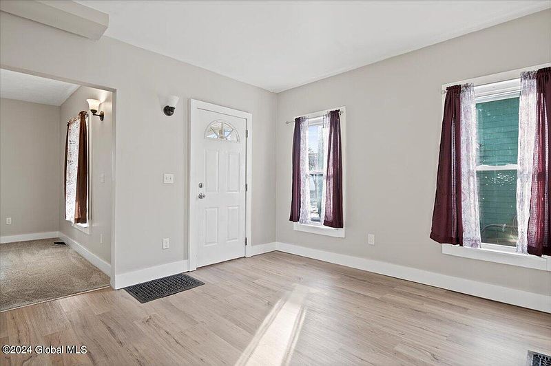 5th image of 70 Walnut Street