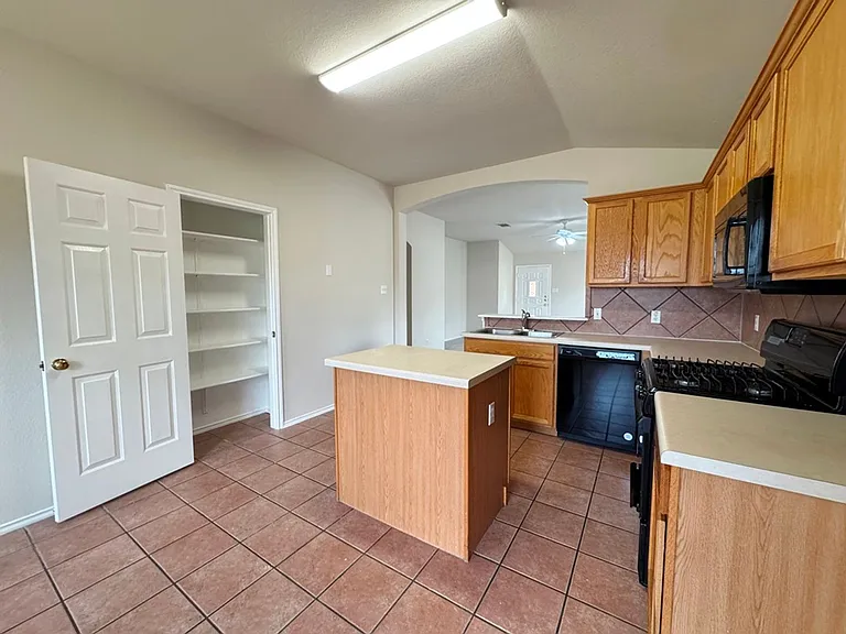 113 Salado Dr — Photo 14