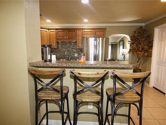 3rd image of 912 Oakhurst Dr