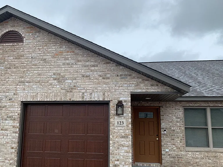 121-127 Stone Ct — Photo 1