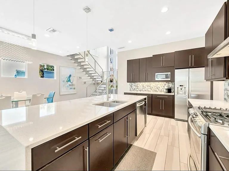 2706 W Trilby Ave — Photo 6