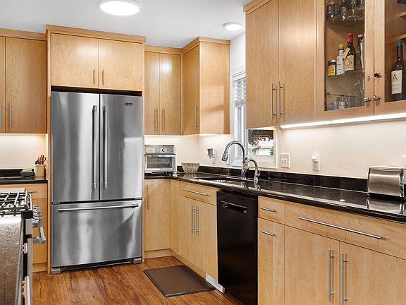 4th image of 576 Phelps St