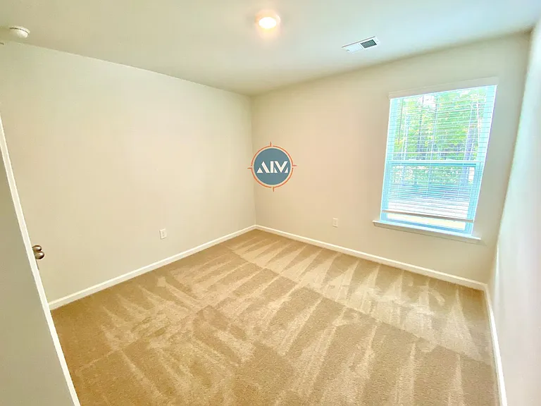 1729 Sanctum St — Photo 8