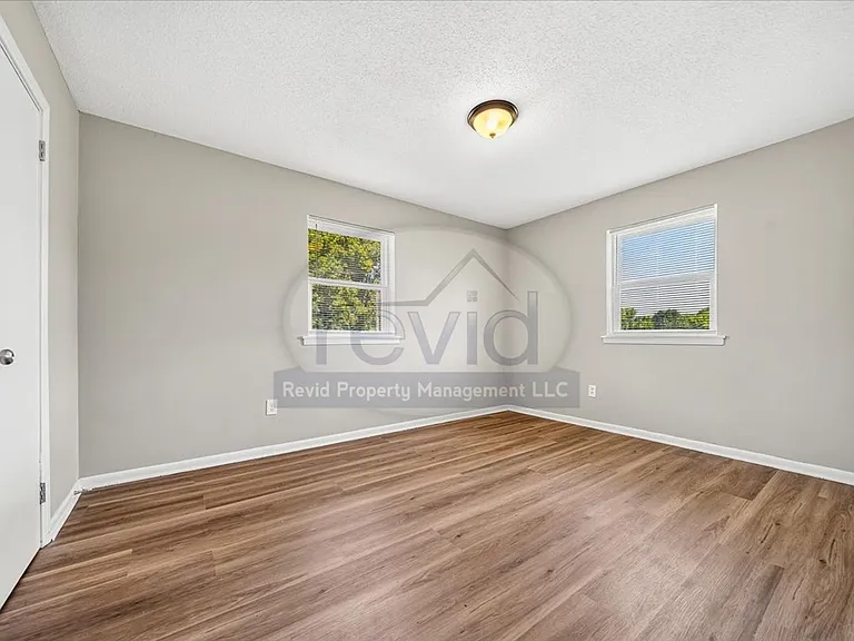 708 Hastings — Photo 12