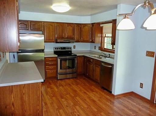 Kitchen Fully-Equipped w/Stainless Steel Appliances