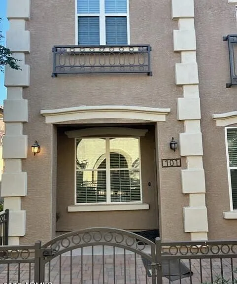4754 E Red Oak Ln #101 — Photo 2