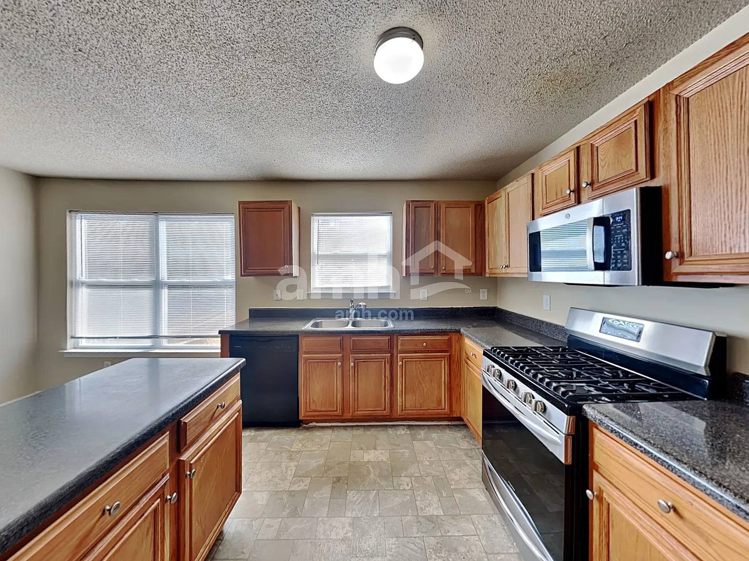 4 bed, 2.5 bath, 2514 sqft, $2,345 — Photo 3