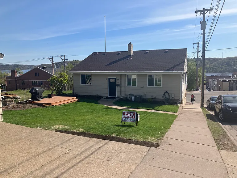 104 Olive St W — Photo 1