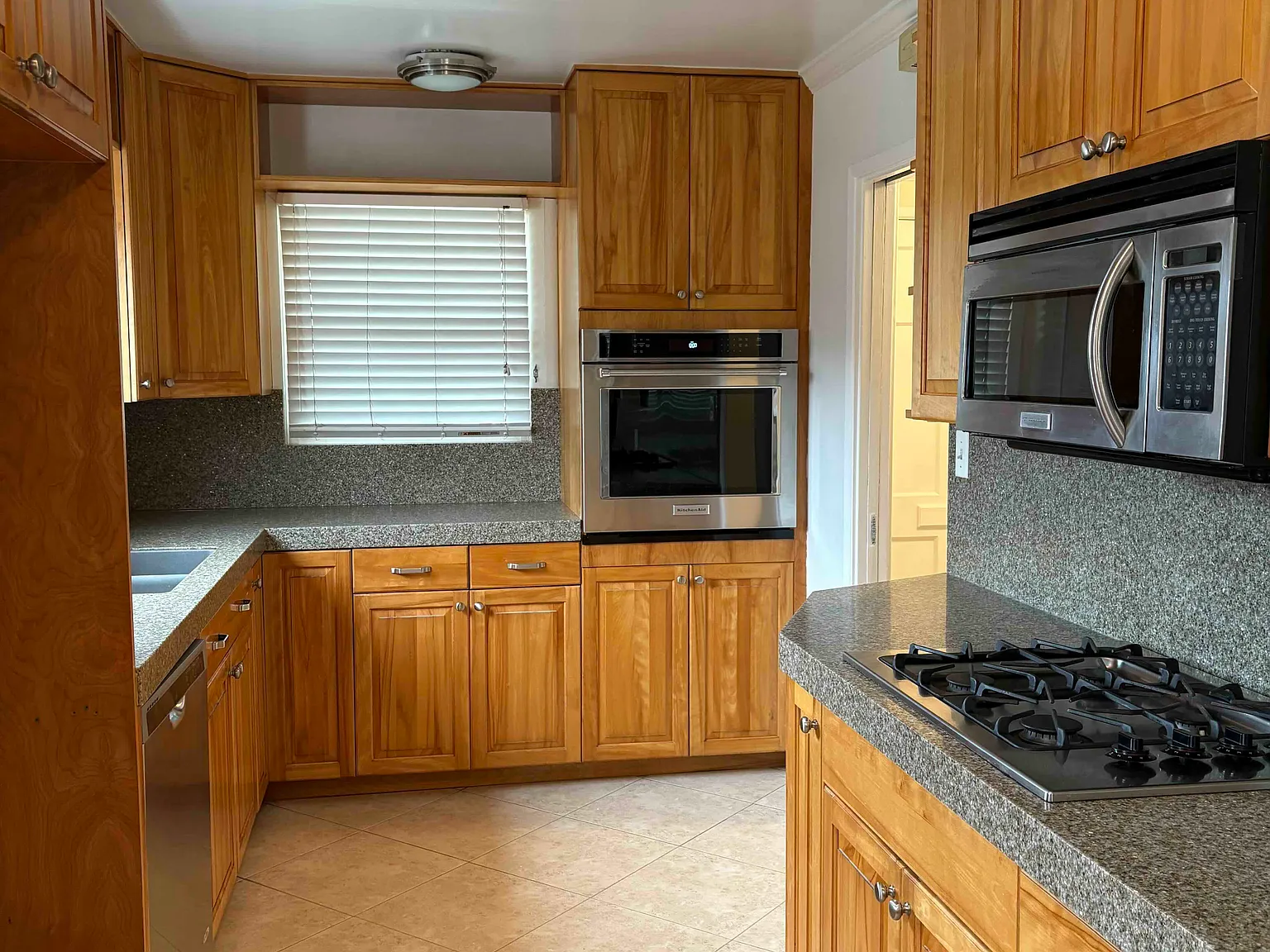 3 bed, 1644 sqft, $4,400 — Photo 2