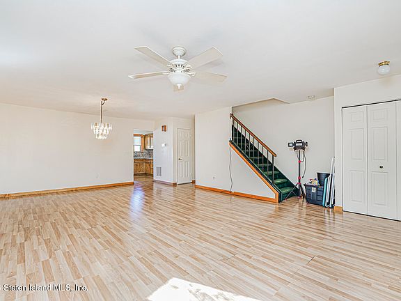 4th image of 221 Balsam Pl