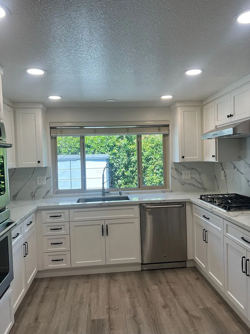 Beautiful custom home with hillside views — Photo 3