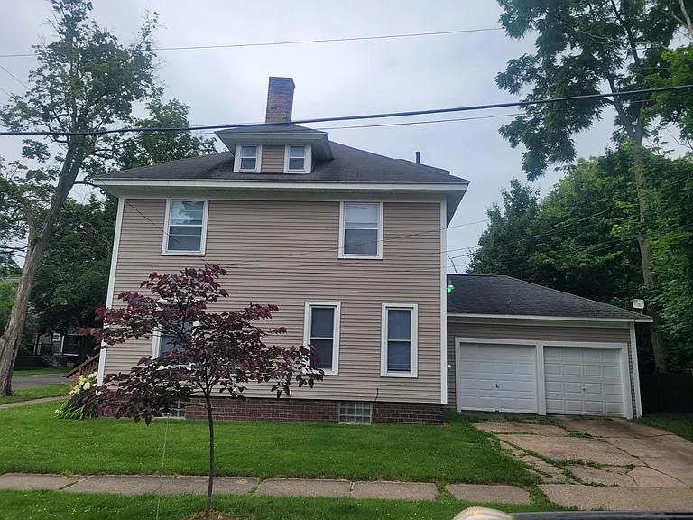 1123 W North St — Photo 2