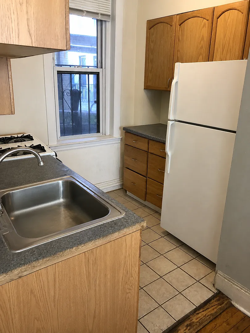 9/1 - No Fee! Charming Studio near Longwood, Green Line — Photo 2