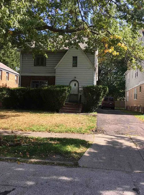890 Eloise Dr photo 1