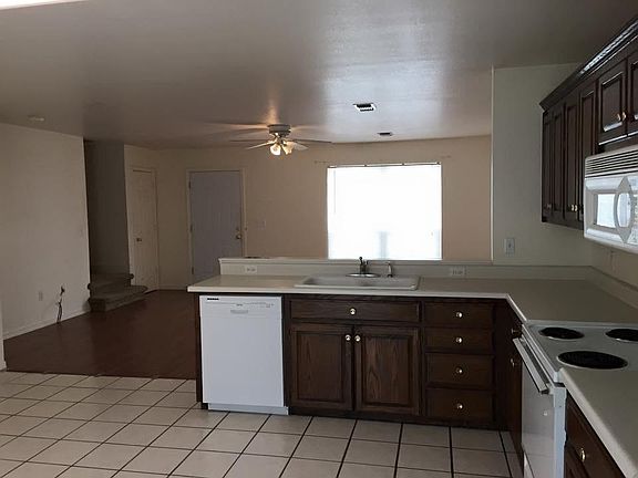 2nd image of 900 29th St APT D