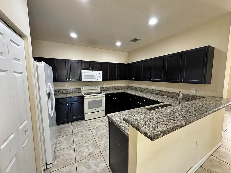 9136 SW 227th Ter #9136 — Photo 6