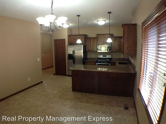4th image of 3208 E Woodsedge St