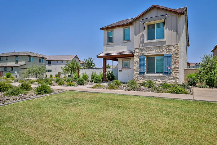 4 bed, 3.5 bath, 2165 sqft, $2,650 — Photo 2