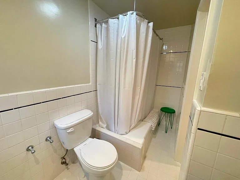 2285 N Beachwood Dr #5 — Photo 15